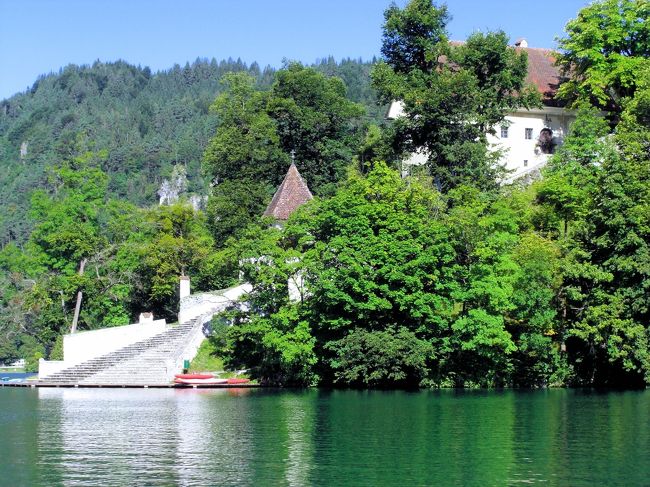 ブレッド湖の水の色は時々によって変化します。<br />この時はブレッド島の緑に染まって綺麗なエメラルドグリーン。