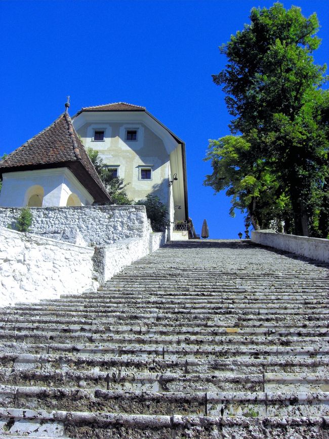 この階段は９９段あるそうです。<br />ここで結婚式を挙げる新郎新婦は、新郎がを新婦を抱いて上まで登る伝統があるそうです！<br />そして結婚式の前には新郎は体力づくりに新婦はダイエットに励むそうです。