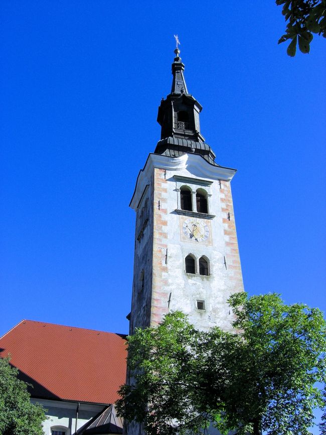 階段を登るとバロック式の白い鐘楼が目に飛び込んできます。