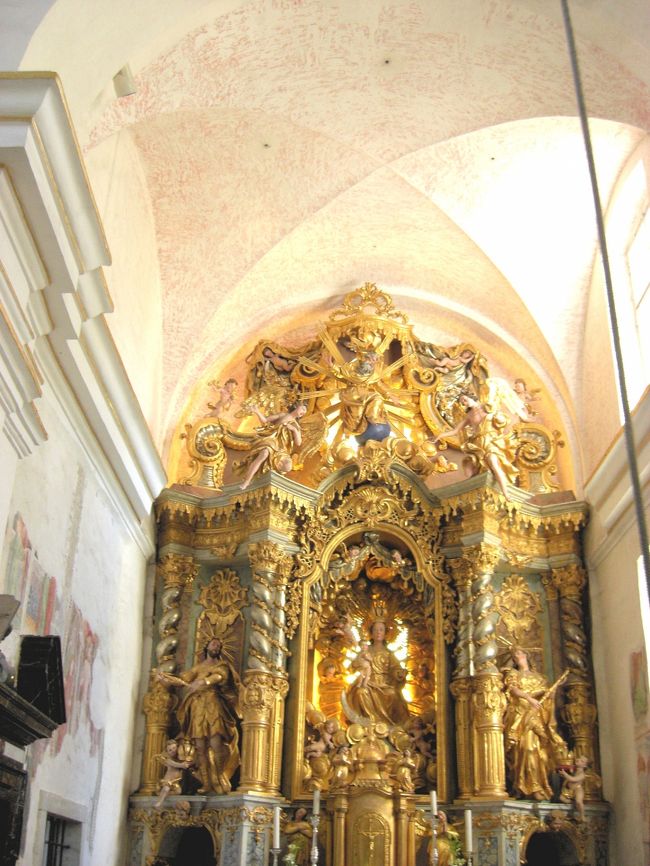 教会の内部。<br />右の方にロープが見えるでしょう。<br />このロープを引いて鐘を３回鳴らすと願い事が叶うといわれています。