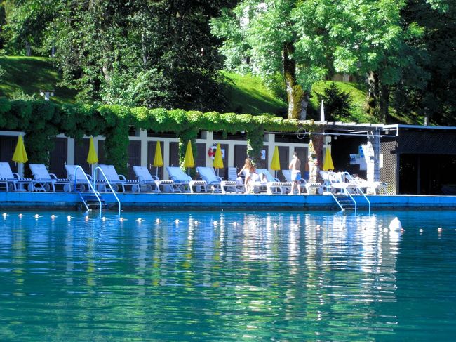 岸まで手漕ぎボートで戻ります。<br />途中には特設プールが作られて楽しそうに泳いでいました。