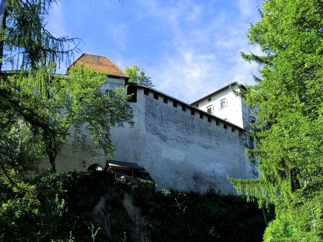 再びバスに乗り込み１０分でブレッド城に到着しました。