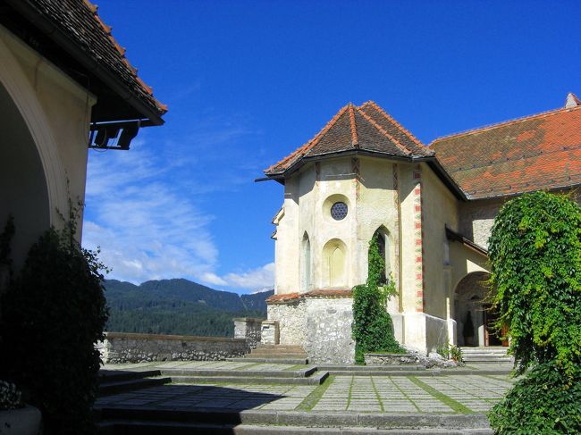 ブレッド城。<br />いよいよブレッド湖に浮かぶ聖マリア教会を見下ろせる場所まで来ました。