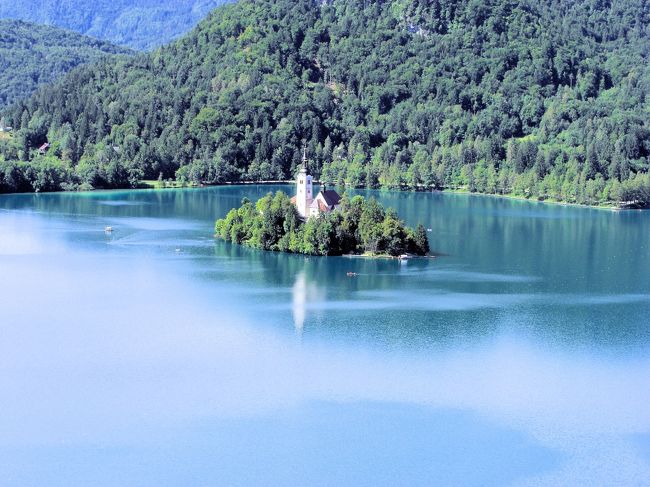 ブレッド城の見晴らしの良い場所からは、ブレッド湖＆聖マリア教会を見渡せます。<br />実に絶景！！