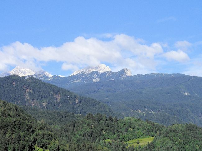 スロベニアの最高峰「トリグラフ」<br />山の向こうはイタリアです。