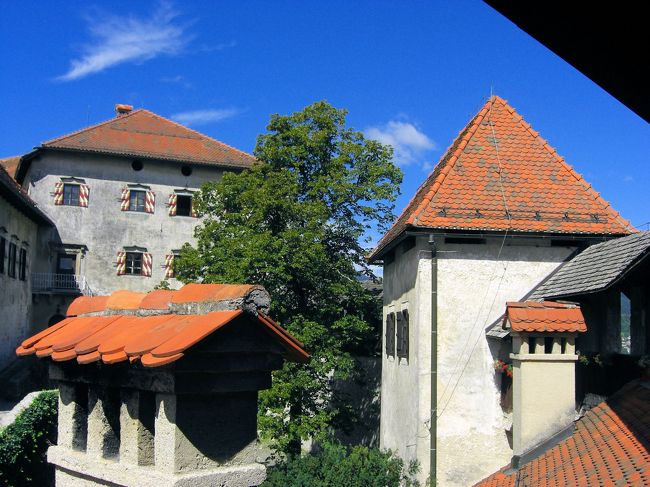 ブレッド城<br />青空にオレンジの屋根がとても映えています。