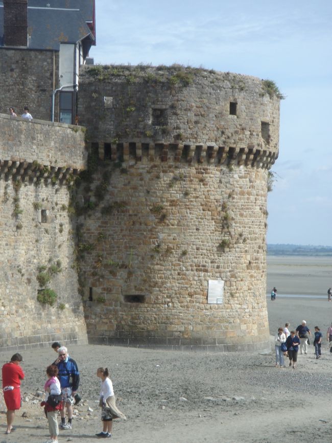 <br /><br /><br /><br /><br /><br /><br /><br />見るからに堅固な外壁は、<br />修道院というより要塞を思わせる