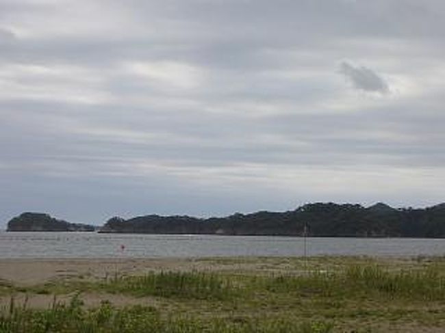 朝の野蒜海岸です。結構、幅のある海岸で広いです。ごみが多いのが難点ですが、人もあまりおらずゆっくりするにはよいです。<br />