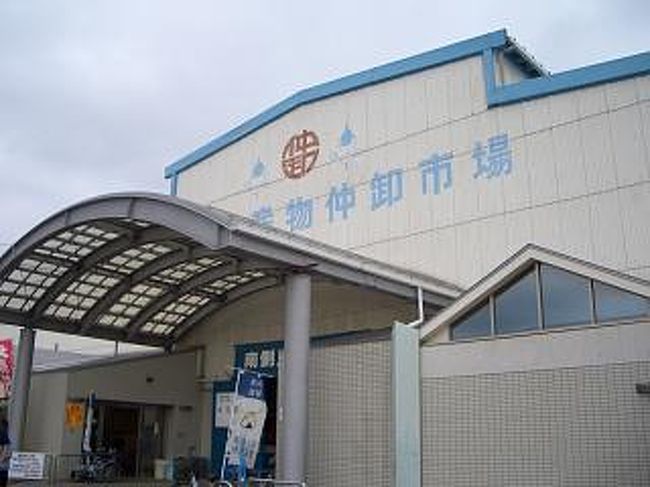 お土産の購入も考え、塩釜海産物中卸市場へ行きました。日曜の朝ということもあり、結構、にぎわっていました。各港から色々なものが着ているようです。<br />