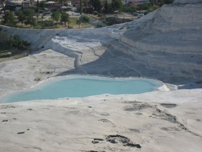 パムッカレです。パムッカレとは、「綿の城」の意。<br />白い綿を敷き詰めたような不思議な白の世界です。<br />この地域は、温泉水に多く含まれる、炭酸カルシウムが水中の酸素と結びついて沈殿し、気の遠くなるようなときを得て凝固。<br />それらが、石灰棚を形成したものです。