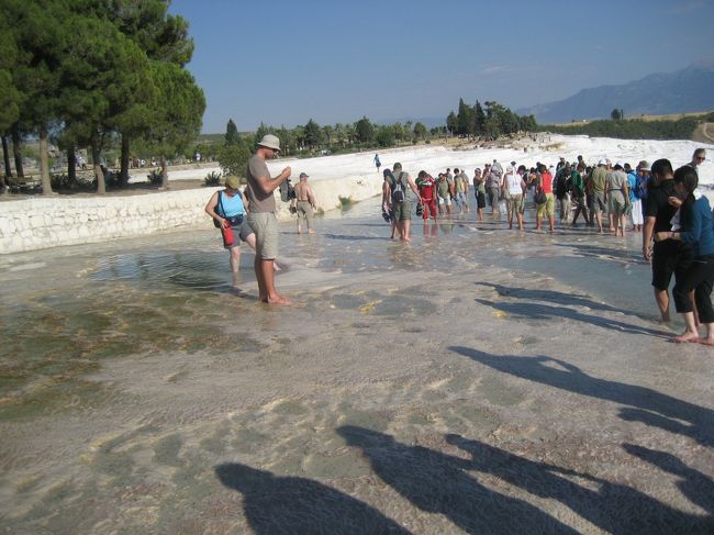 一部分だけ、はだしで入れるところがあります。<br />水は、生温かく、綺麗でした。<br />しかし、ちょっとぬるっとしたことがあり、滑らないように用注意です。<br /><br />今、水が少なくて冷えあがっているので、近年中に出入り禁止になるでしょう。<br />