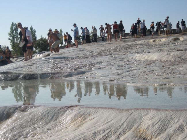 パムッカレの天気は晴れ。かなり暑かったです。<br />観光バスの駐車場から、歩いて８分くらいで到着でした。日陰もほとんどなく、みなさんぐったりしていましたよ。