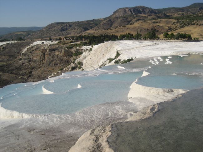 旅行雑誌でみると、こんな感じでかなり壮大で綺麗なのですが・・・ほんの一部分だけでした。<br />自然のものなので、風化も仕方がないのでしょうが・・