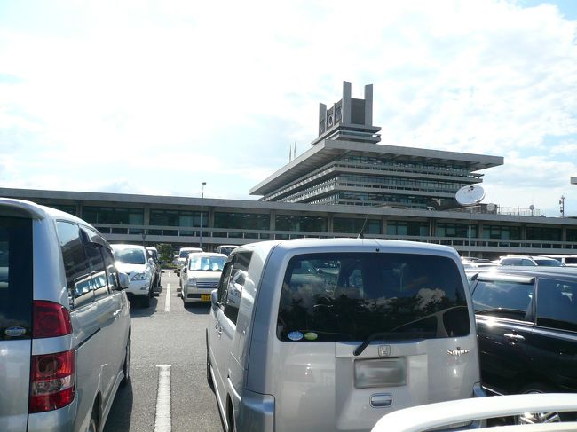 道中、朱雀大路跡に立ち寄って写真だけでも、と独り思ってましたが、屋外の暑さと多数決であっさりスルーです。。。<br /><br />そーして道なりに進んでいると、奈良市内中心部に到着です。トンネルのおかげで1時間も掛からずに県庁横駐車場(\1,000 1日)に無事到着♪早いです!!まさしく「時は金なり」です(苦笑)。