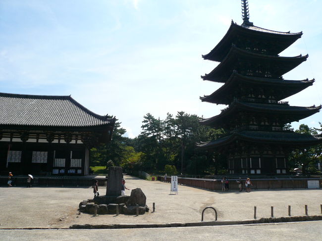 国宝の2ショットです。やっぱり青空よりも、お日さまが傾いている時間帯の方が雰囲気は良さそうです。そもそも日光がキツ過ぎです。