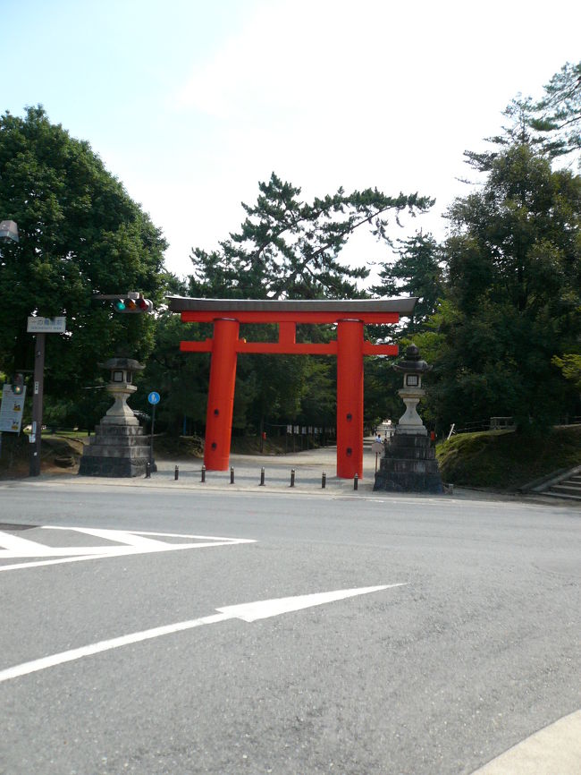 猿沢池を後にして、ラ○ホテル等の横を抜ける近道で浮見堂に向かいます。ここは春日大社の一の鳥居です。鳥居を横目に右手の矢印方面に進みます。