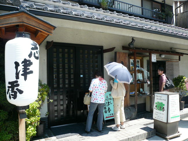 そして予定どおり開店時間ジャストに到着。タイミング良く一人しか並んでなかったので、すぐに店内に入れました(*^^)v超有名店だそうで帰る頃にはえらい行列になってました。。。