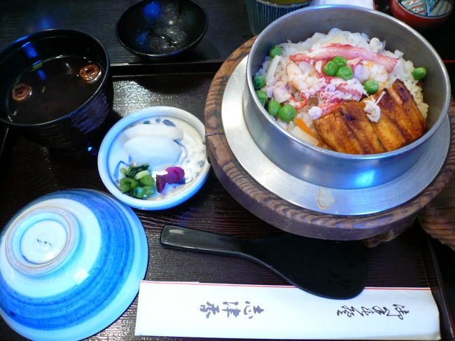 奈良名物　奈良七種釜めし(赤だし、漬物付き \1,150)を注文しました。最初は(結構ちいさいなぁ。。足るかなぁ？)って思いましたが、茶碗に3杯分ぐらいなるのでお腹いっぱいになりました。おいしかったですよ♪あと、おこげをつくるタイミングが難しく、時間掛けすぎるとガチガチになって釜から剥がすのに大変だし、早いとイマイチなのでグループだと時間差でのおこげ作りも楽しいのではないでしょうか。