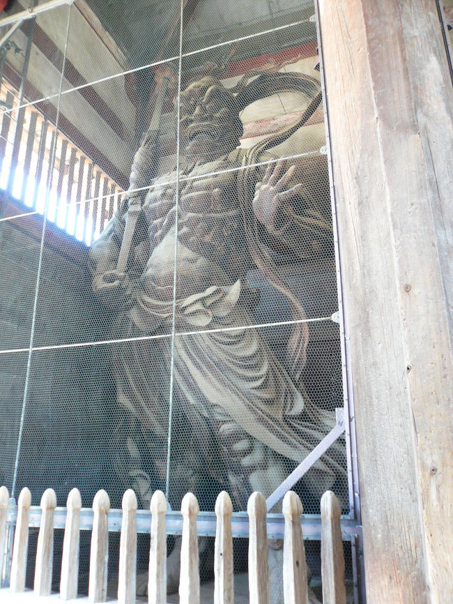 こちらは左側だったので阿形??ですかね。防護ネットがあり、人通りが多いのでなかなか上手く撮れません。でもシロウトの私から見てもかなり迫力のある作品でした。