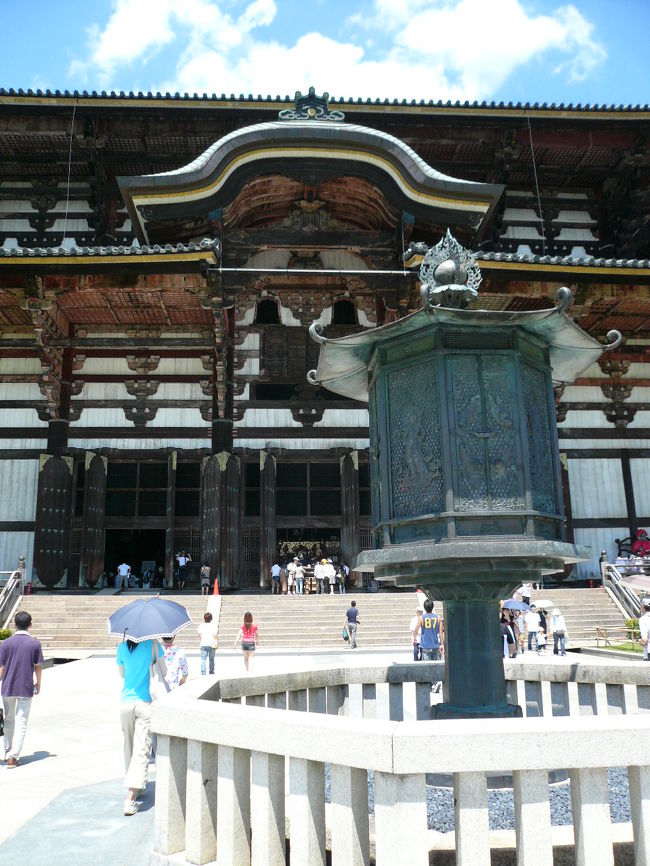 金堂に入る前に、この国宝!金銅八角燈籠を少し見学します。基本的には奈良時代のモノだそうで驚きです。さすが古都!!<br />