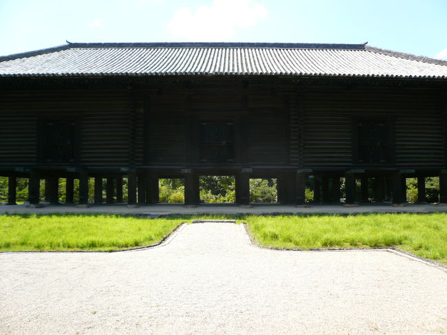 でました。教科書等のびみょーな写真で見た正倉院です。ココからしか眺めれないようです。