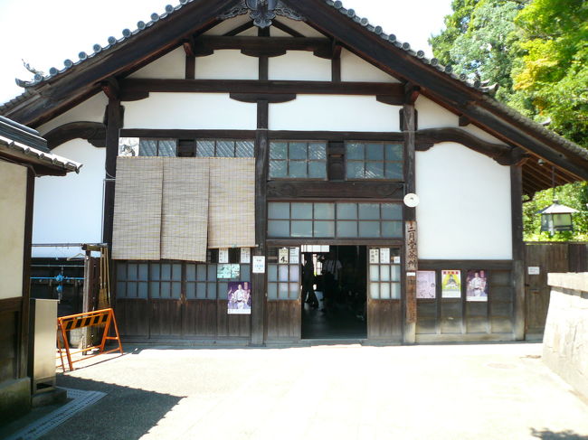 登りきると左手に無料休憩所があり、冷たいお茶やお水がセルフで飲めます(無料です)。セルフなのでコップも使用後は自分で洗います。中に扇風機もありいい雰囲気で休憩できますよ。