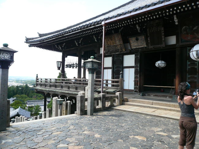 この階段を下りて二月堂を後にします。外国人観光客も一生懸命ビデオ撮影されてます。帰って自国で家族みんなで見るんでしょうね。