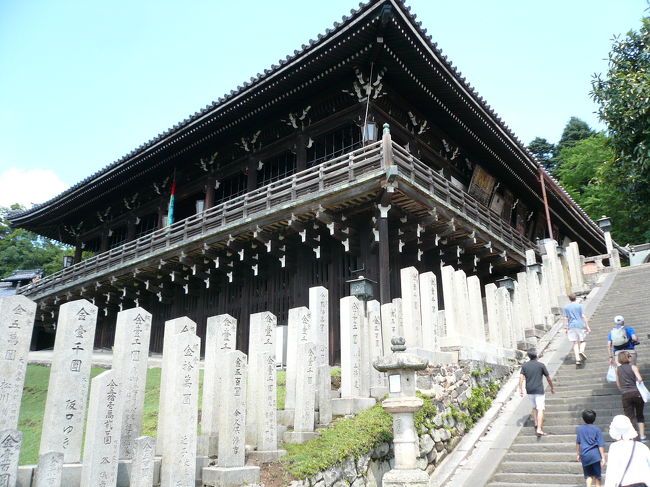 テレビ等でよくみるカットです。ローアングルだと余計に威厳があるように感じます。ちなみに階段は下るだけなので楽々でした♪