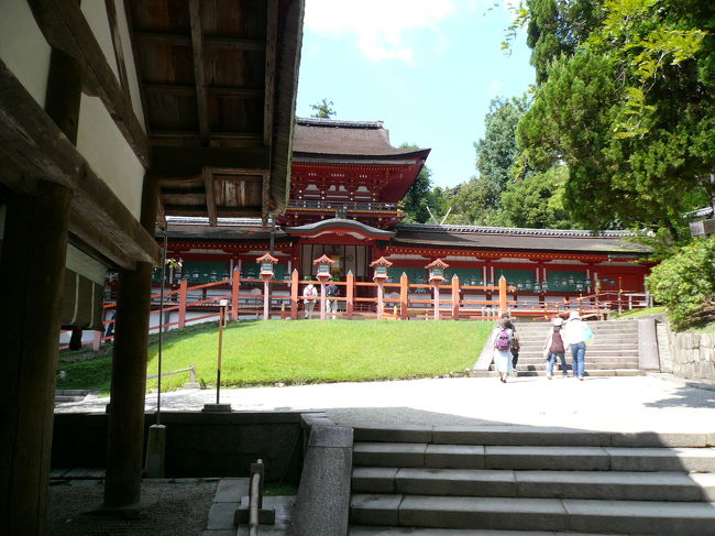 休憩後は若草山の麓を歩いて春日大社に到着です。このあたりはそんなに離れてなく徒歩でも充分移動できるので大変助かります。