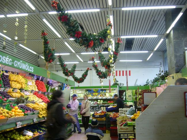 朝食後、集合時間まで少し時間がとれたので<br />近くのスーパーへ。<br /><br />店内もクリスマスの飾り付けがされていました。<br /><br /><br />