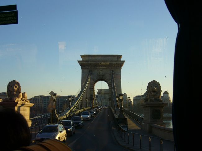 ８時にホテル出発。<br /><br />最初の目的地へ向かう途中、早速くさり橋を見る事が<br />出来たのでなんとか車内より激写！