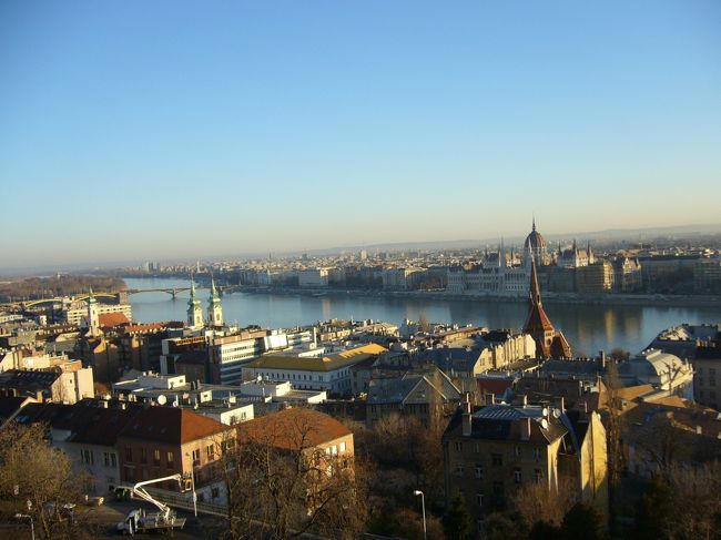 この日最初の観光は、王宮の丘から。<br /><br />ブダの丘陵地帯にある王宮の丘からはブダ地区や<br />ドナウ川、反対のペスト地区を見下ろせます。<br /><br />９時近かったとはいえ、夜が明けてからまだ<br />そんなに時間が経ってなかった為、少し霧がかった<br />風景がなんともいえず綺麗でした。<br /><br />このエリアには王宮、マーチャーシュ教会、<br />漁夫の砦などがあります。<br />