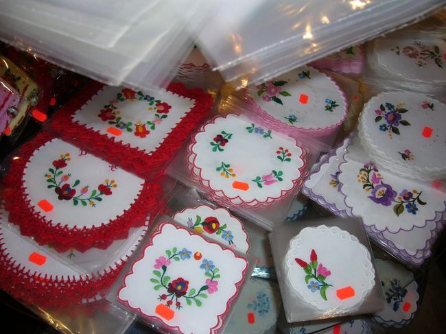 マーチャーシュ教会が開くまで時間があると<br />いう事で、近くのお土産物屋（主に刺繍物）へ<br />皆でゾロゾロ移動。<br /><br />ハンガリーの刺繍は有名で、どれも可愛くて<br />つい欲しくなってしまうのだが、観光客向けか<br />どれもわりといい値段したので見てるだけ。<br />ただ記念に１番安い小さいコースターみたいなものを１つだけ購入。<br /><br />ツアーの他の人達は買い漁ってました（笑）<br />