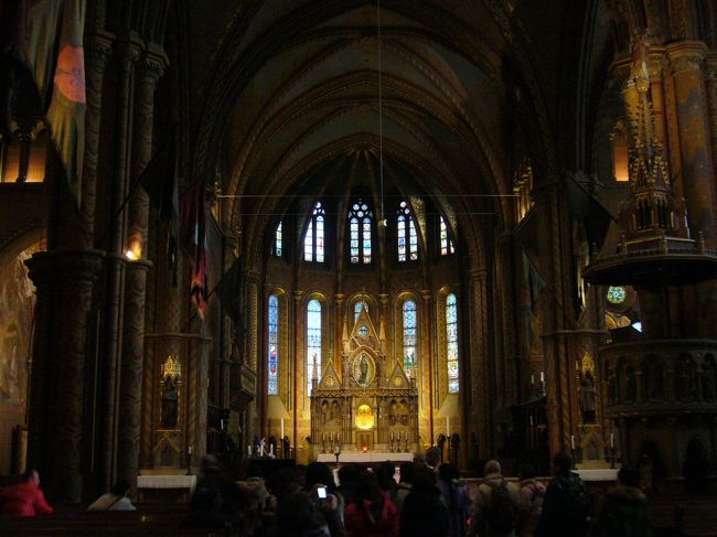 再び、マーチャーシュ教会へ。<br />内部の見学です。<br /><br />1869年 オーストリア＝ハンガリー二重帝国のフランツ・ヨーゼフ１世と<br />エリザベート皇妃の戴冠式が行わた教会でもあります。<br /><br />