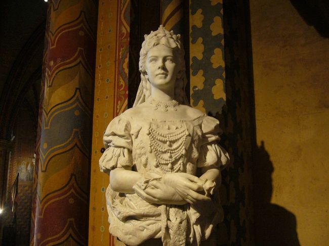 エリザベート（シシィ）皇妃の像。<br /><br />とても美人だったと言われていますが、<br />この像からもそれがうかがえます。<br />