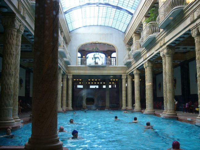 今回のツアーは温泉入浴体験付きだったので、<br />あらかじめ水着持参。<br /><br />温泉よりはプールっぽい。うーん、お洒落！<br />でも写真の温泉は冷たくて入れず・・でした。<br /><br />他にも温泉があってそこはなまぬるい感じで<br />温泉よりは温水プールという感じ。<br />夏は屋外プール有。<br /><br />ちなみに内部撮影はもちろんＮＧですが、<br />入り口から脱衣所に行く途中にガラス張りの所があり<br />そこで写真撮りました。<br /><br />