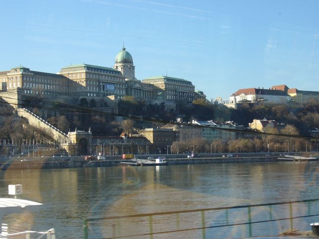 ゲッレールト温泉を後にし、ペスト地区へ。<br /><br />ペスト側から見た王宮。<br /><br />今回は行けなかったが、王宮の丘にある王宮も<br />内部に国立美術館や博物館があり、見ごたえありそうです。