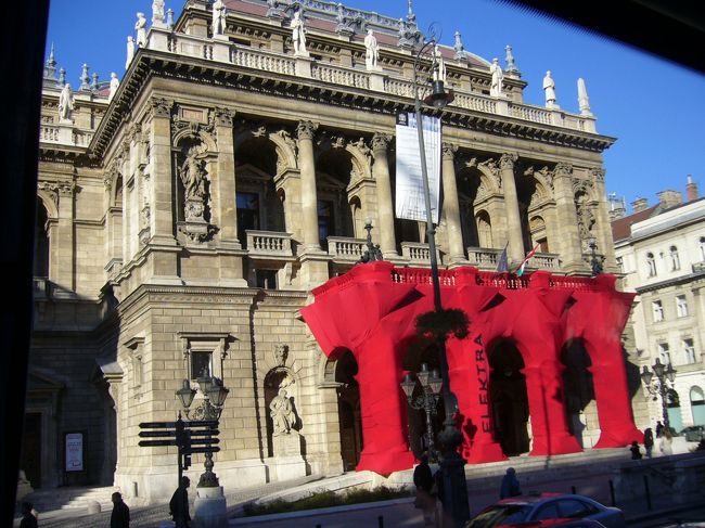 国立オペラ劇場。（車内より）