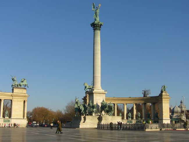昼食を中華料理屋でとり、夕飯までフリー。<br /><br />お店の近くにあった、英雄広場より自由行動<br />スタート。<br /><br />写真ではわかりにくいが、とっても大きい広場だった。<br />先端の大天使ガブリエルを中心に民族の祖先にあたる<br />７人の部族長、１４人の英雄像が下に並んでいます。