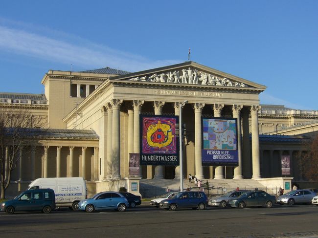 英雄広場のすぐ隣にある西洋美術館。<br /><br />ギリシャ神殿のようです。<br /><br />中は結構広くて、ヨーロッパの有名な人達の<br />作品がたくさんありました。