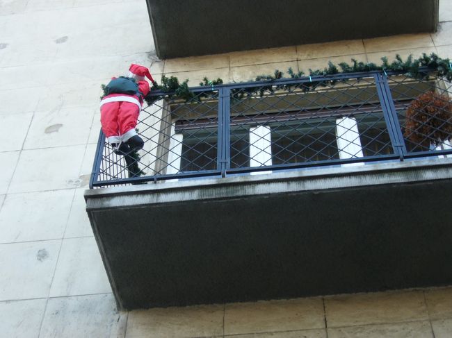 歩いてたらこんな風景も見れました。<br />（バルコニーにサンタ！）