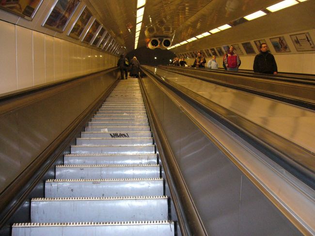 さて、次は地下鉄を使って移動。<br /><br />ホームと改札をつなぐエスカレーターが日本と<br />比べると非常にスピードが速いうえに結構距離が<br />長いので、上りの時にふと後ろを振り返ると落ちそうで怖かったです。<br /><br />お年寄りとかは大丈夫なのかなぁとか思ってしまった。