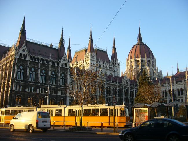 途中、街中をぶらぶらしたり、また地下鉄に乗ったりしながら、ドナウ川沿いにある国会議事堂へ。<br /><br />世界でも最大級の国会議事堂だそうです。<br /><br />議事堂前に移っている黄色い乗り物は<br />トラム。今回は乗らなかったけど、移動に便利そう。