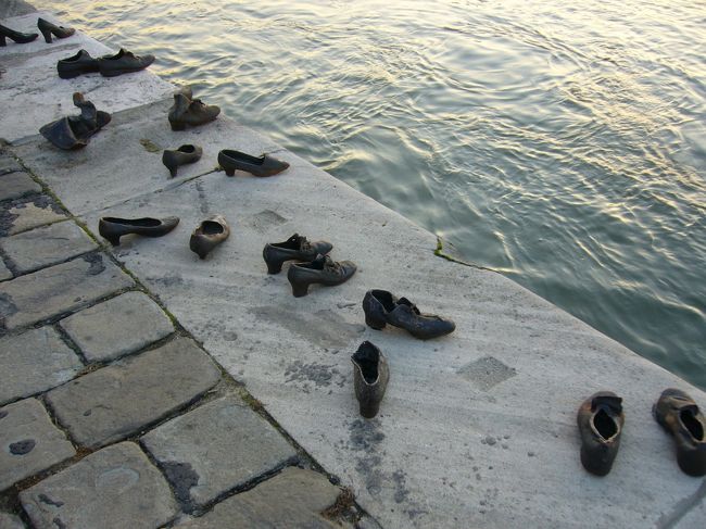 川沿いに、なにやら不思議なものを発見。<br />無数の靴のオブジェが・・・<br /><br />これってちょっと意味深。<br /><br />結局何だったのかわからず未だに謎・・・