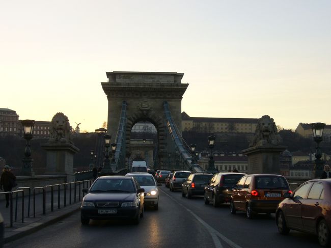 国会議事堂の所からずーっとドナウ川沿いをくさり橋まで歩いた。結構歩いた。<br /><br />ブダとペストを結ぶ橋は他にもいくつかあるのだけれど、やっぱりこのくさり橋を通りたいと思う人達は多く、しょっちゅう渋滞になるのだとか。<br />