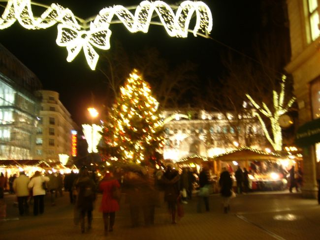 くさり橋からヴァーツィ通りに。<br />歩行者天国になっていて、たくさんのお店があるので<br />そこをぶらぶら・・・<br /><br />日も沈み、クリスマスマーケットも賑やかになってきました。<br /><br /><br />