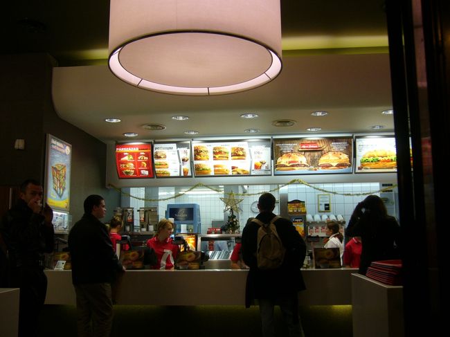 昼食後はずっと歩きっぱなしで疲れたのと体が<br />冷えてしまったのでマックでちょっと休憩。<br /><br />日本のマックと比べると、暗い感じです。<br /><br />この後集合があった為、再び地下鉄を使って今晩泊まるホテルを目指したものの<br />ホテルの最寄り駅からかなり迷い途中走りながらなんとか集合時間ギリギリに<br />到着。