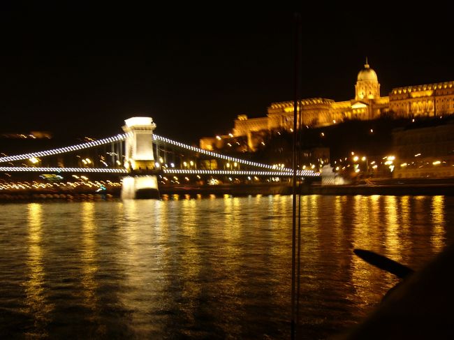 くさり橋と王宮が本当に映えてます。