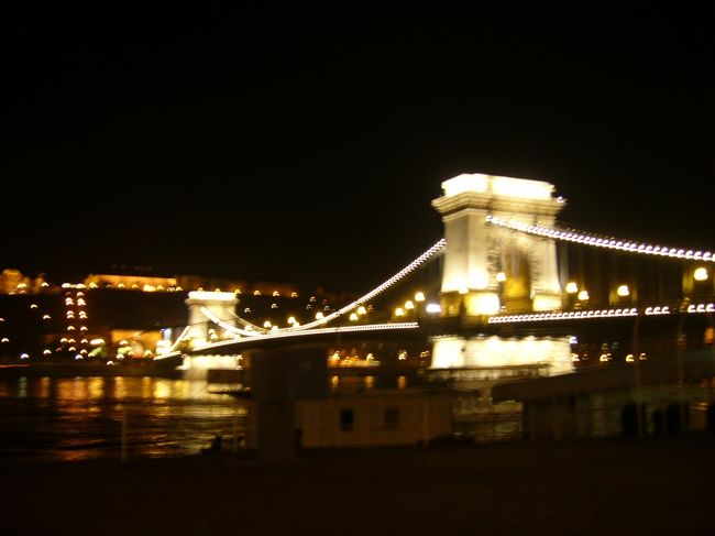 船の甲板で寒さに震えながら撮影に挑んだものの<br />ぶれたりしてなかなか綺麗に撮れませんでしたが、<br />派手さはないもののとても綺麗な夜景でした。<br /><br />街全体がそんなに明るくない為、よりいっそうくさり橋のライトアップが映えるのだと思います。<br />