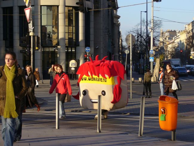 何かのキャンペーンなのか、街中でこんなものも<br />歩いていました。